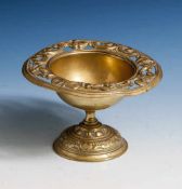 Kleine Fußschale, wohl Deutsch, wohl 18. Jahrhundert, Messing, über gehöhtem u.reliefiertem