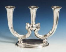 Dreiflammiger Kerzenleuchter, wohl 30er Jahre, versilbert, auf Unterseite bez. 