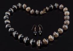 A banded agate graduated bead single string necklace: the beads graduated from 10.5mm to 15.