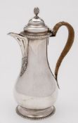 An Edward VII silver hot water jug, maker Daniel & John Wellby, London,