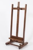 An Edwardian oak adjustable picture easel:,