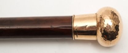 An Edwardian 9ct gold mounted malacca walking cane, maker Johnson, Walker & Tolhurst, London 1908:,