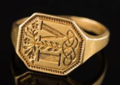 An antique gold seal ring:, the octagonal seal 15.5mm x 14.3mm with Roman characters 'I.