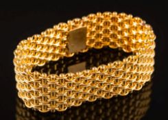 A late 19th/early 20th century gold mesh-link bracelet: 18.