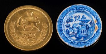 An Iranian pahlavi gold coin and an enamelled gold willow pattern plate charm pendant:, 10.