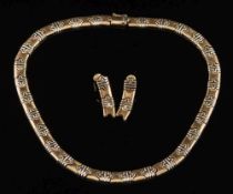 A two-colour necklace:,