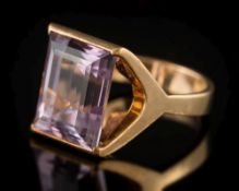 A 9ct gold and rectangular amethyst single-stone ring: the rectangular amethyst 13.