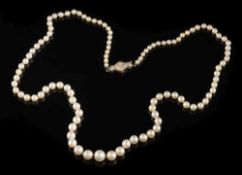 A cultured pearl single-string necklace: the cultured pearls graduated from 2.9mm diameter to 6.