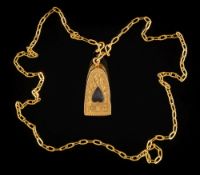 A Far Eastern gold 'Buddha' and flaming heart pendant: on a necklace of long oval links, 28.