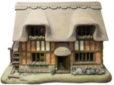A 20th century thatched cottage style dolls house:,