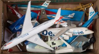A collection of plastic passenger aircraft: 1/72 scale constructed plastic kits, a lot.