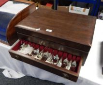 Canteen of Queens pattern silver plated cutlery comprising table knives, forks and spoons,