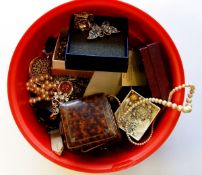 Large quantity of costume jewellery to include: diamante, simulated pearls, gold coloured earrings,