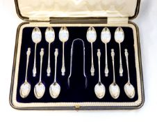 Set of 12 George V silver apostle spoons and matching pair sugar nips, Sheffield 1913,