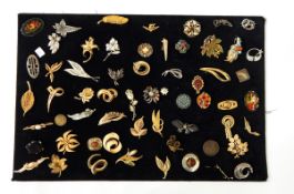 Large quantity of 1950's and 1960's brooches