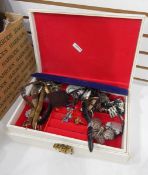 Quantity of costume jewellery, including a rose quartz brooch, a filigree butterfly brooch,