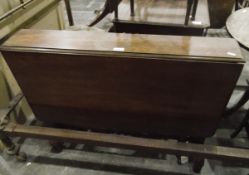 Victorian mahogany Sutherland table on turned baluster legs, central stretchers, width 91cm