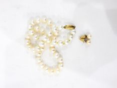 Cultured pearl necklace and a pair similar earrings,