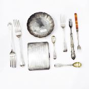 Silver circular dish by Daniel & John Wellby, London 1906, of shallow circular fluted form,