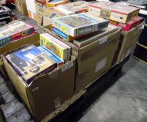 Large quantity of jigsaw puzzles including Waddingtons circular, Royal Occasion,