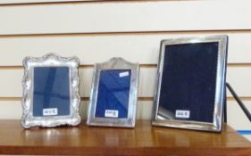 Modern silver-mounted photograph frame with broken-arch top, reed and ribband border, 13cm x 9cm,