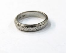 Platinum wedding ring with engraved decoration, marked plat., approx. 5.