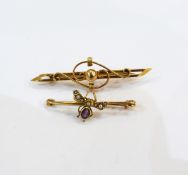 Gold-coloured bar brooch with scrolling decoration, marked 9ct, approx. 1.