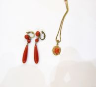 9ct gold pendant set with central oval coral, on a 9ct gold box-link chain, approx. total weight 6.