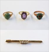 Gold-coloured metal bar brooch set with five small pearls,