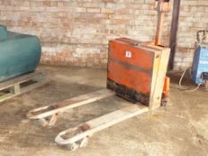 Battery powered pedestrain forklift