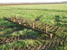 6 diamond harrows on hydraulic folding stretcher