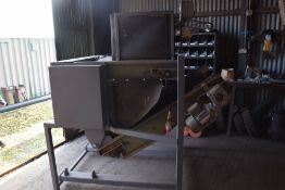 Herbert stone and clod separator with 3.24m x 25cm flat conveyor