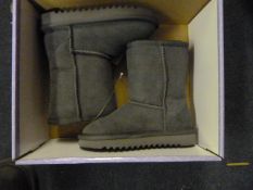 *CHILDREN'S SHEEPSKIN BOOTS (GREY) SIZE: 9