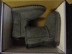 *CHILDREN'S SHEEPSKIN BOOTS (GREY) SIZE: 9