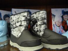 *KHOMBU CHILDREN'S BOOTS (BLACK CAMOUFLAGE) SIZE: 4