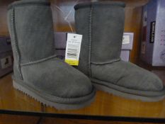*CHILDREN'S SHEEPSKIN BOOTS (GREY) SIZE: 11