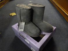 *CHILDREN'S SHEEPSKIN BOOTS (GREY) SIZE: 9