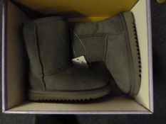 *CHILDREN'S SHEEPSKIN BOOTS (GREY) SIZE: 10