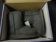 *CHILDREN'S SHEEPSKIN BOOTS (GREY) SIZE: 10