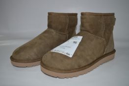 *UGG CLASSIC MINI BOOT (BROWN) SIZE: 5.5