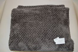 *JACQUARD LUXURY THROW (GREY)