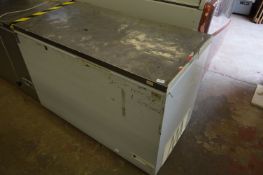Chest Freezer with Stainless Steel Lid
