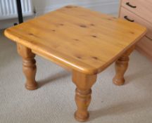 1 x Square Pine Coffee Table - CL226 - Location: Knutsford WA16 - NO VAT ON THE HAMMER Measurements: