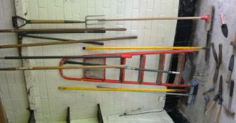 Various Garden Tools Including Ladder - CL226 - Location: Knutsford WA16 - NO VAT ON THE HAMMER