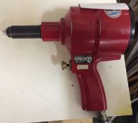 1 x Clarke CPR2 Rivet Gun, Stanley Hand Rivet Gun and Air Gun - CL255 - Ref SG140 - Location: