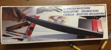 1 x Desktop Guillotine With Original Box - CL255 - Ref SG140B - Location: Leicester LE4