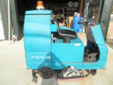 Tennant 7100 FaST Rider Floor Scrubber Dryer