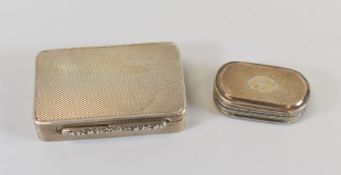 A MACHINE-TURNED SILVER SNUFF BOX & A GEORGE III SILVER VINAIGRETTE the box marked London 1937, 1.