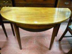 A GEORGIAN MAHOGANY SINGLE DROP LEAF CIRCULAR DINING TABLE on square tapered supports