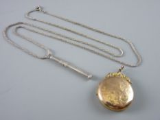 A CIRCULAR BRIGHT CUT YELLOW METAL PHOTO LOCKET, one side with a bird on a branch and the other with